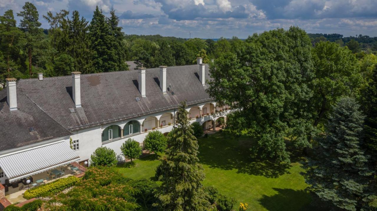 Boutique Hotel Zum Oberjaeger, Schloss Lackenbach Ngoại thất bức ảnh